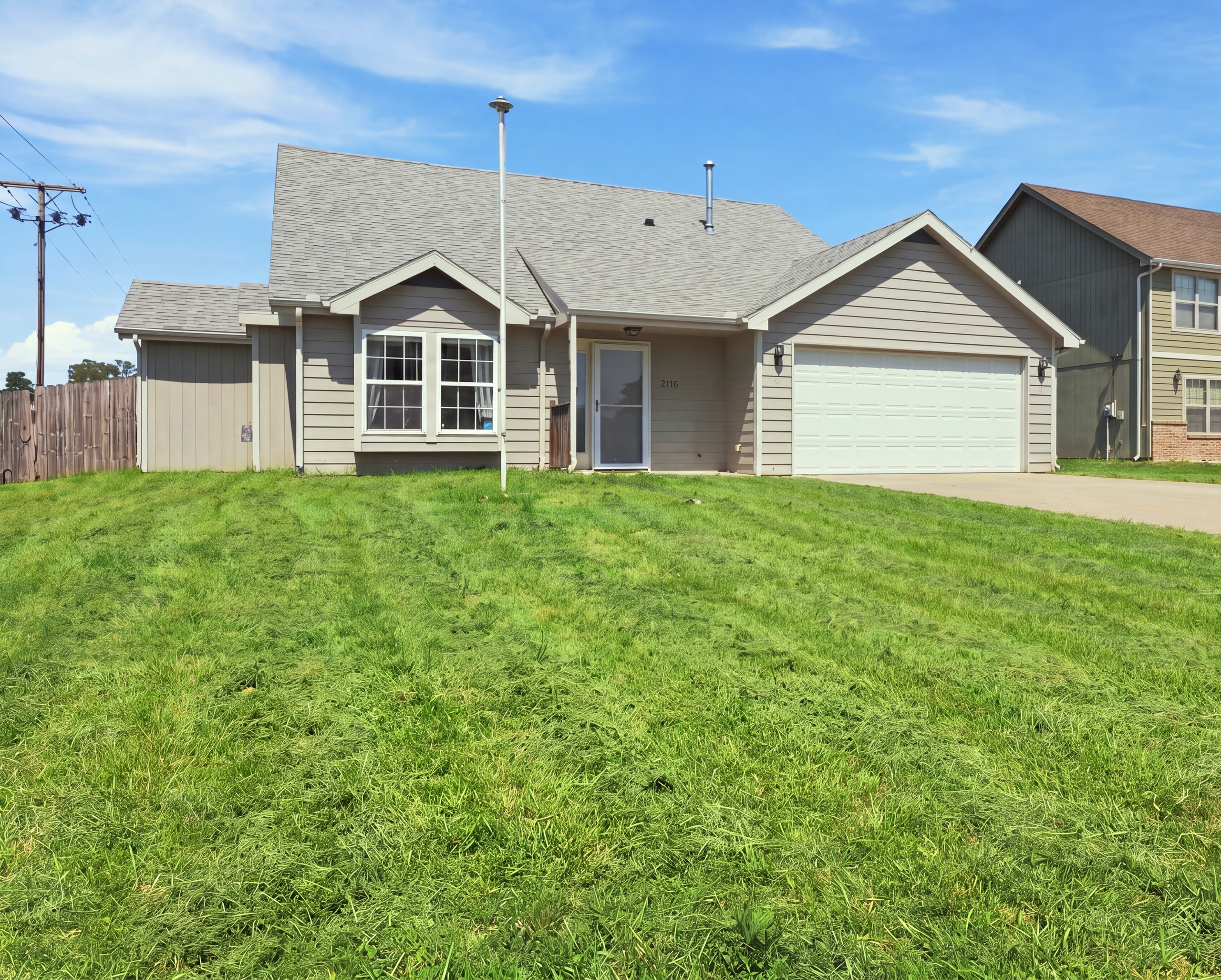 2718 Blaine Ct and its front lawn