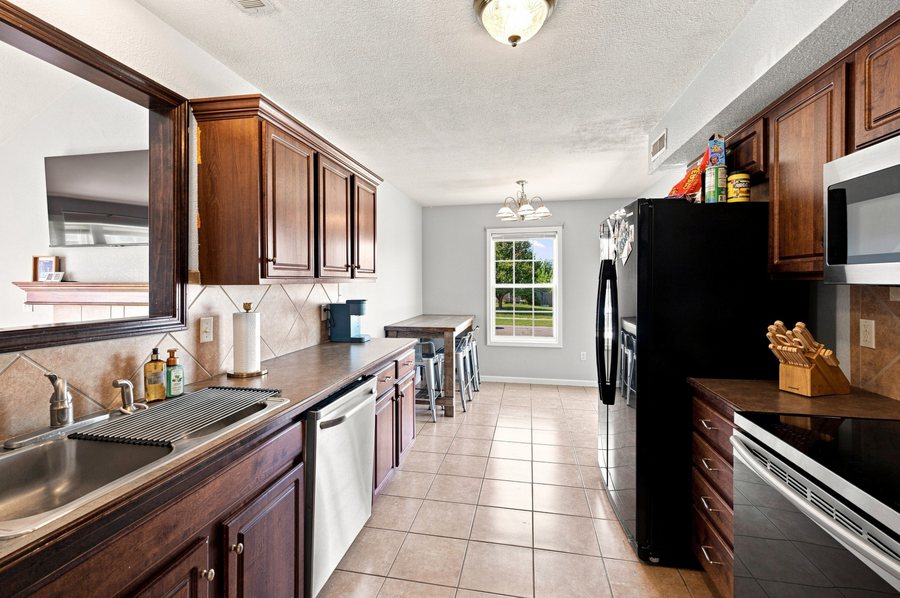 Kitchen with breakfast bar
