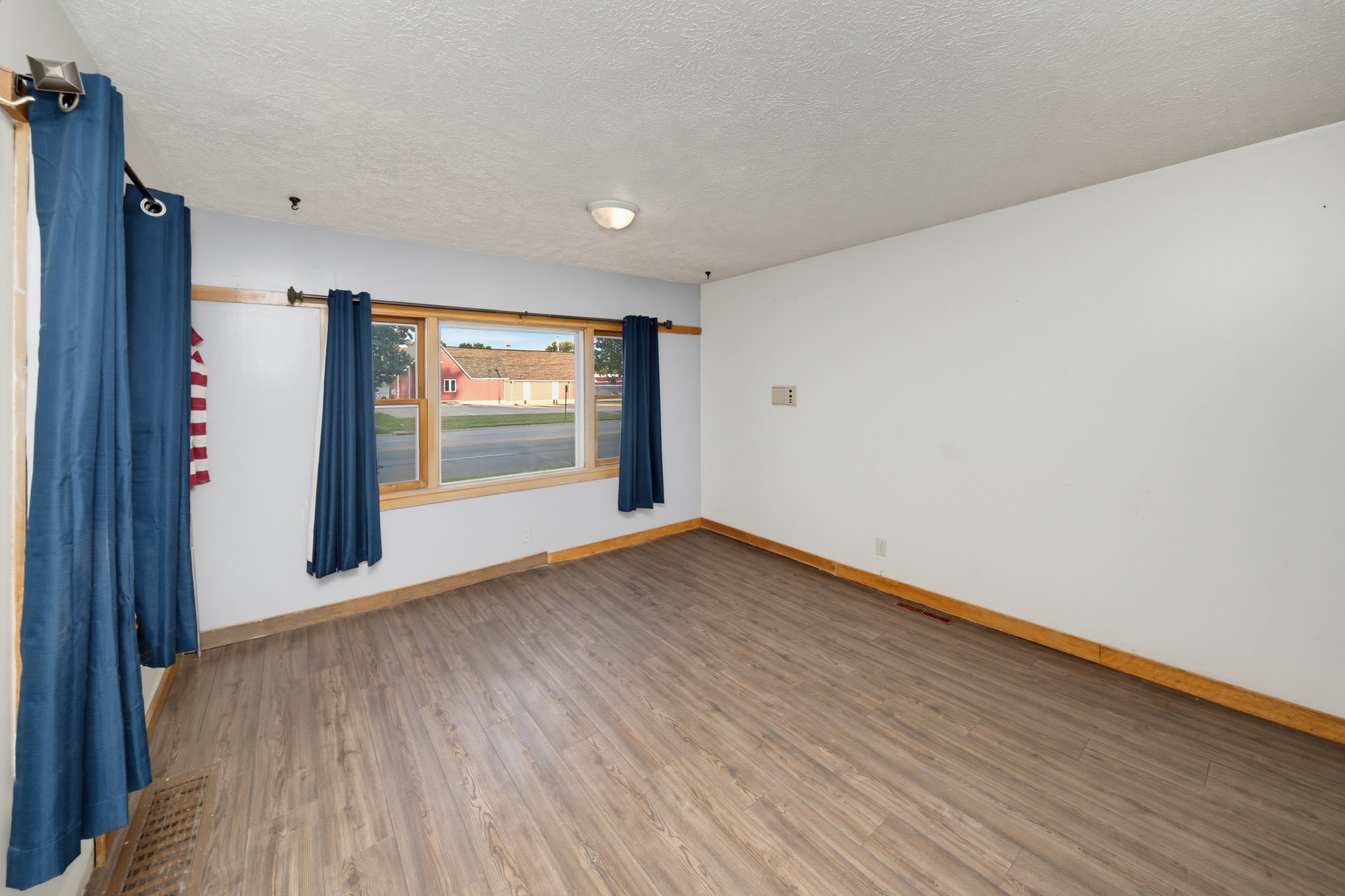 101 NE 16th St — listing photograph 3