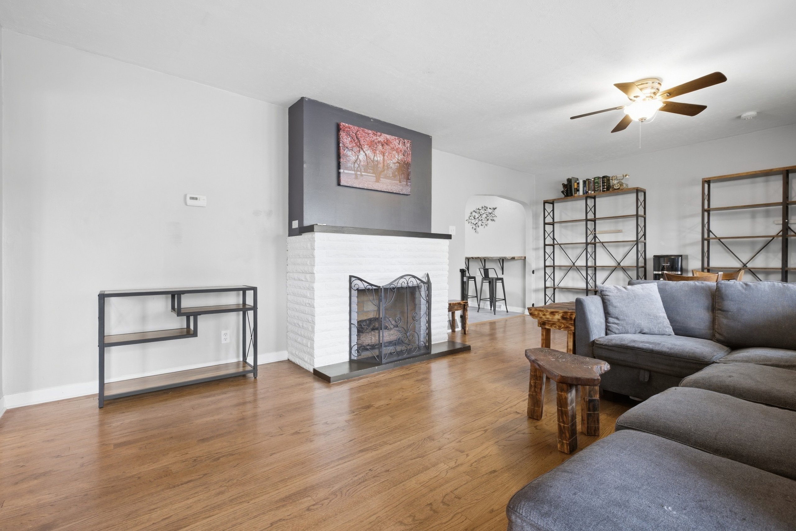 1022 Brown St — listing photograph 3
