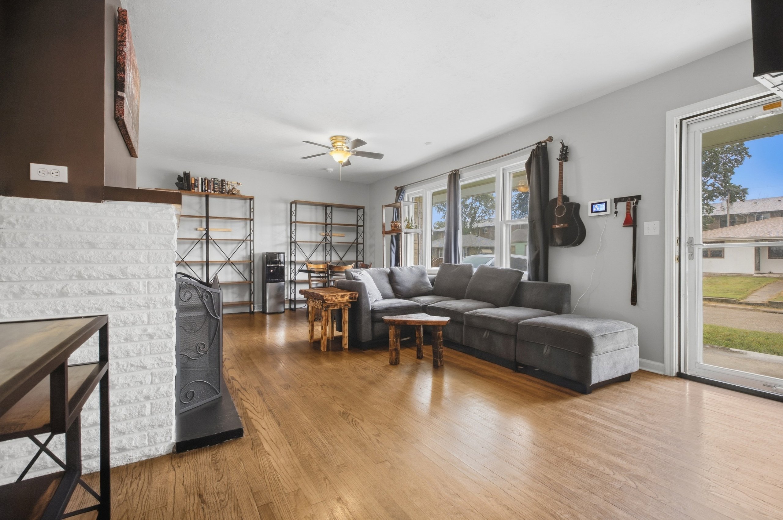 1022 Brown St — listing photograph 4
