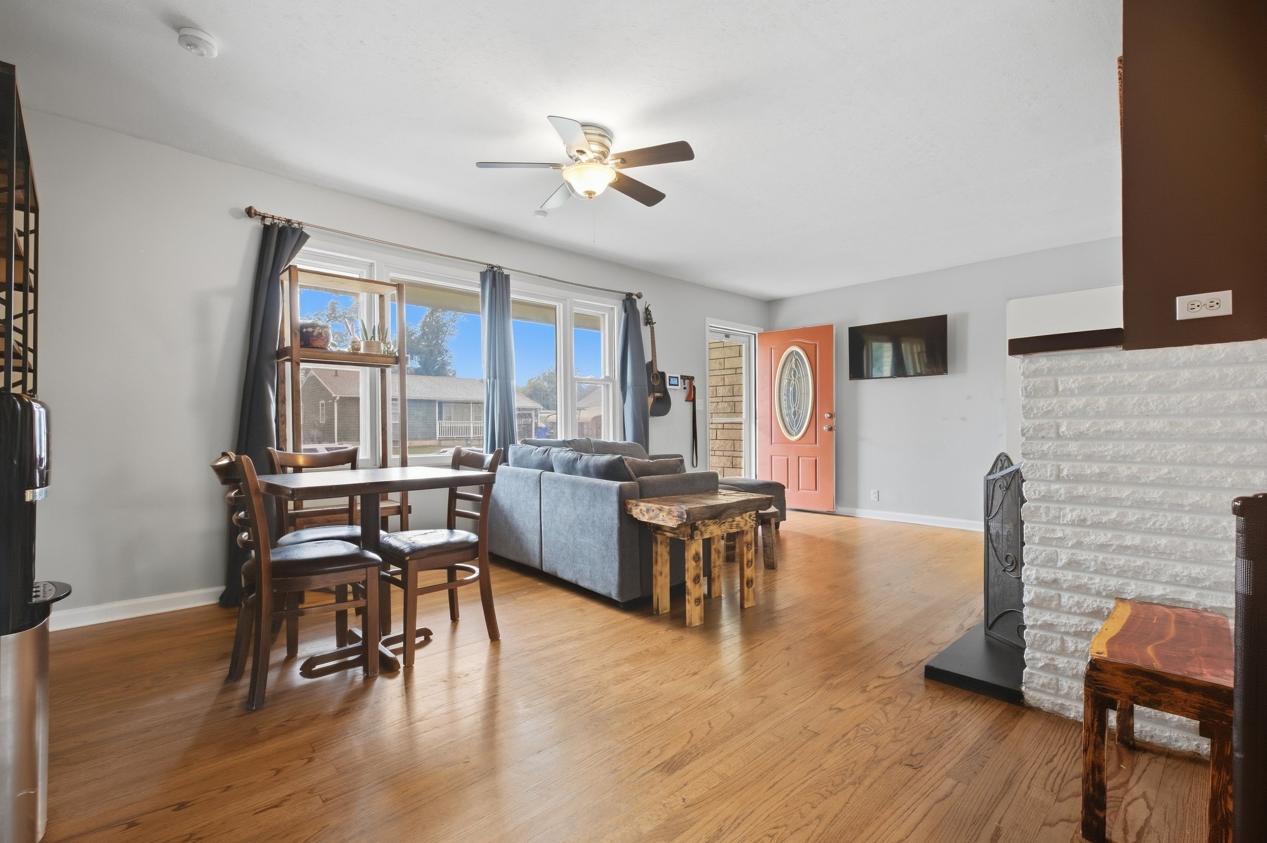 1022 Brown St — listing photograph 5