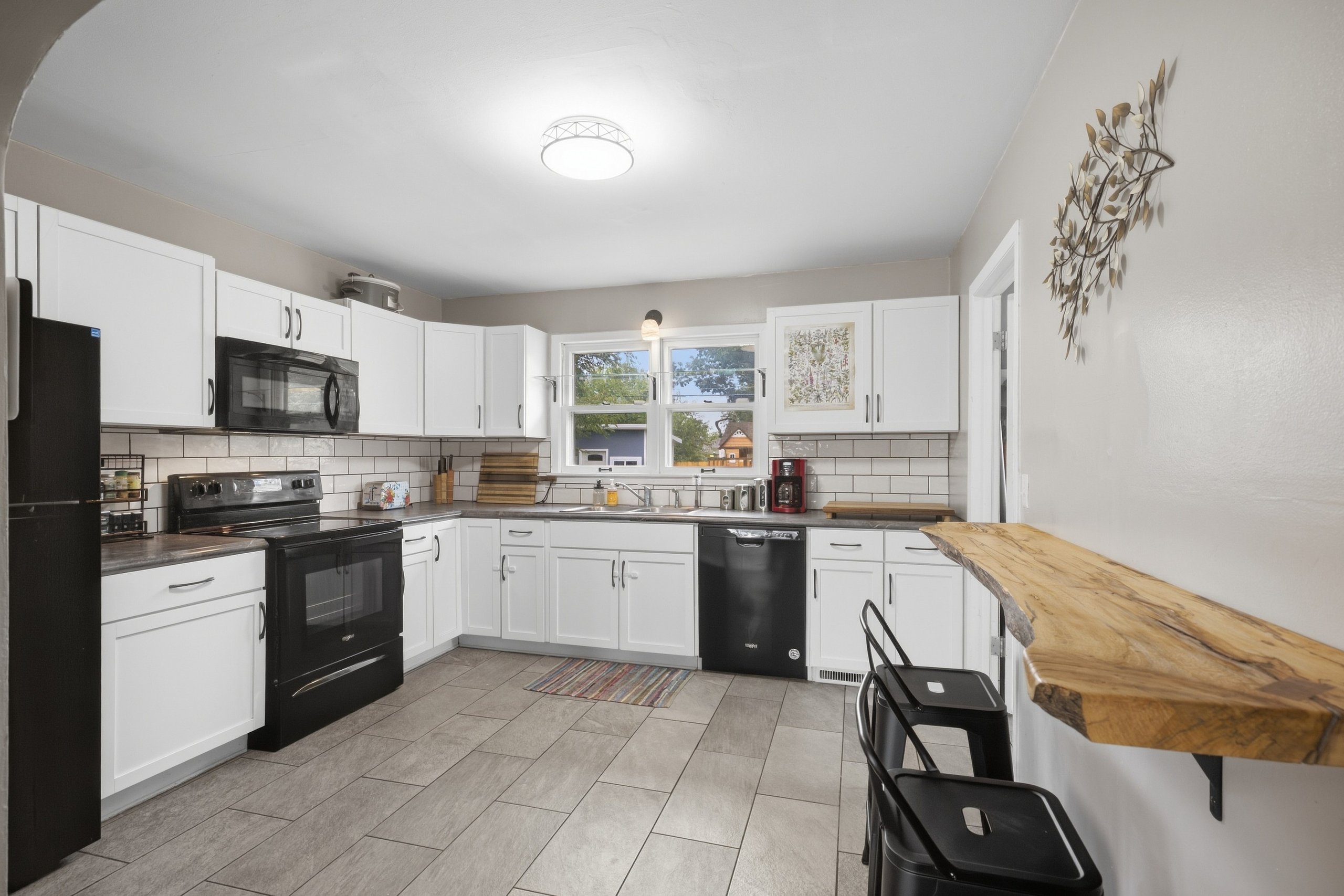 1022 Brown St — listing photograph 7
