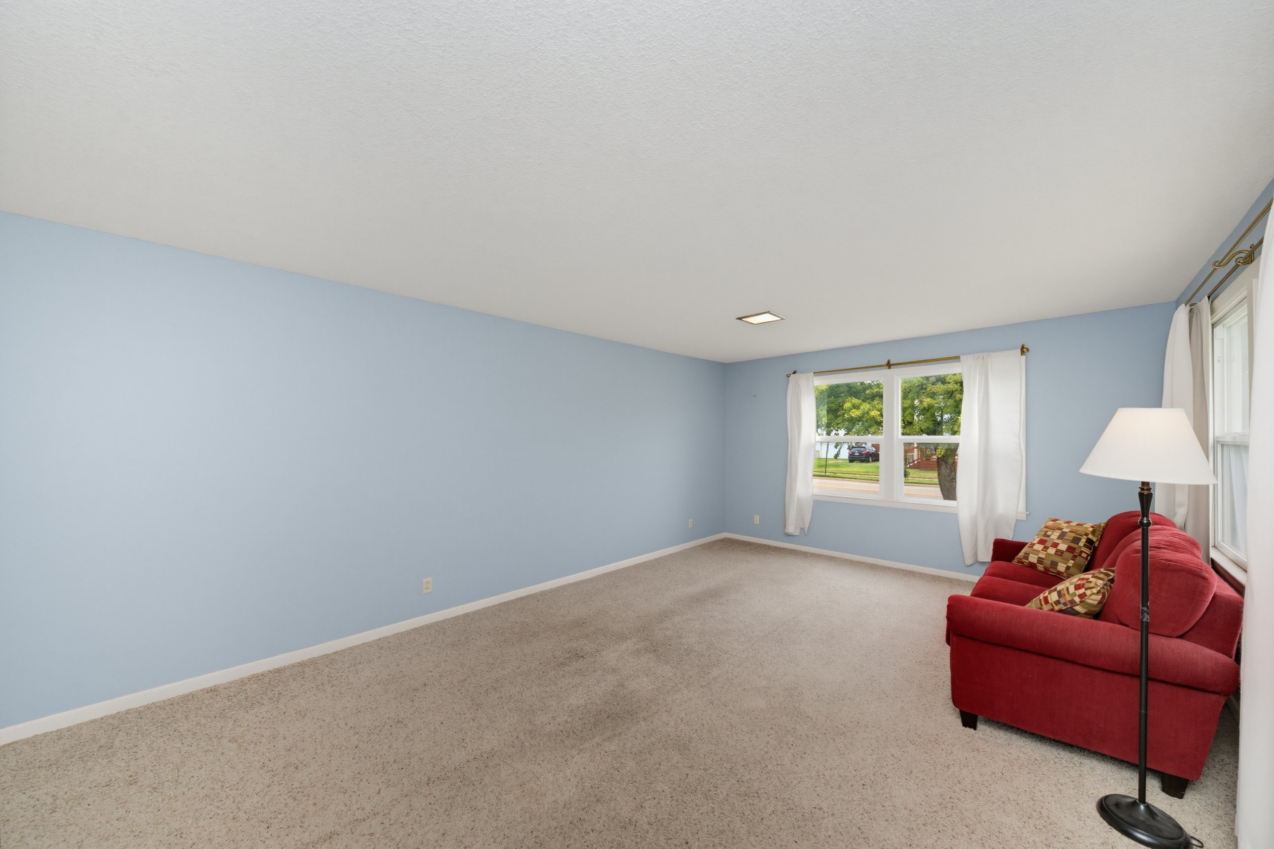 106 W 6th St — listing photograph 2