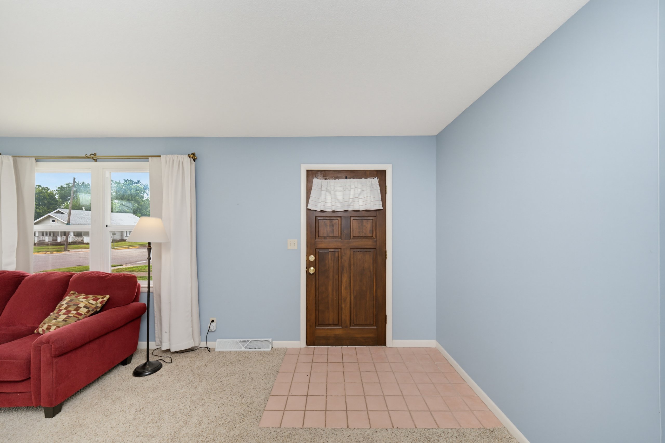 106 W 6th St — listing photograph 3