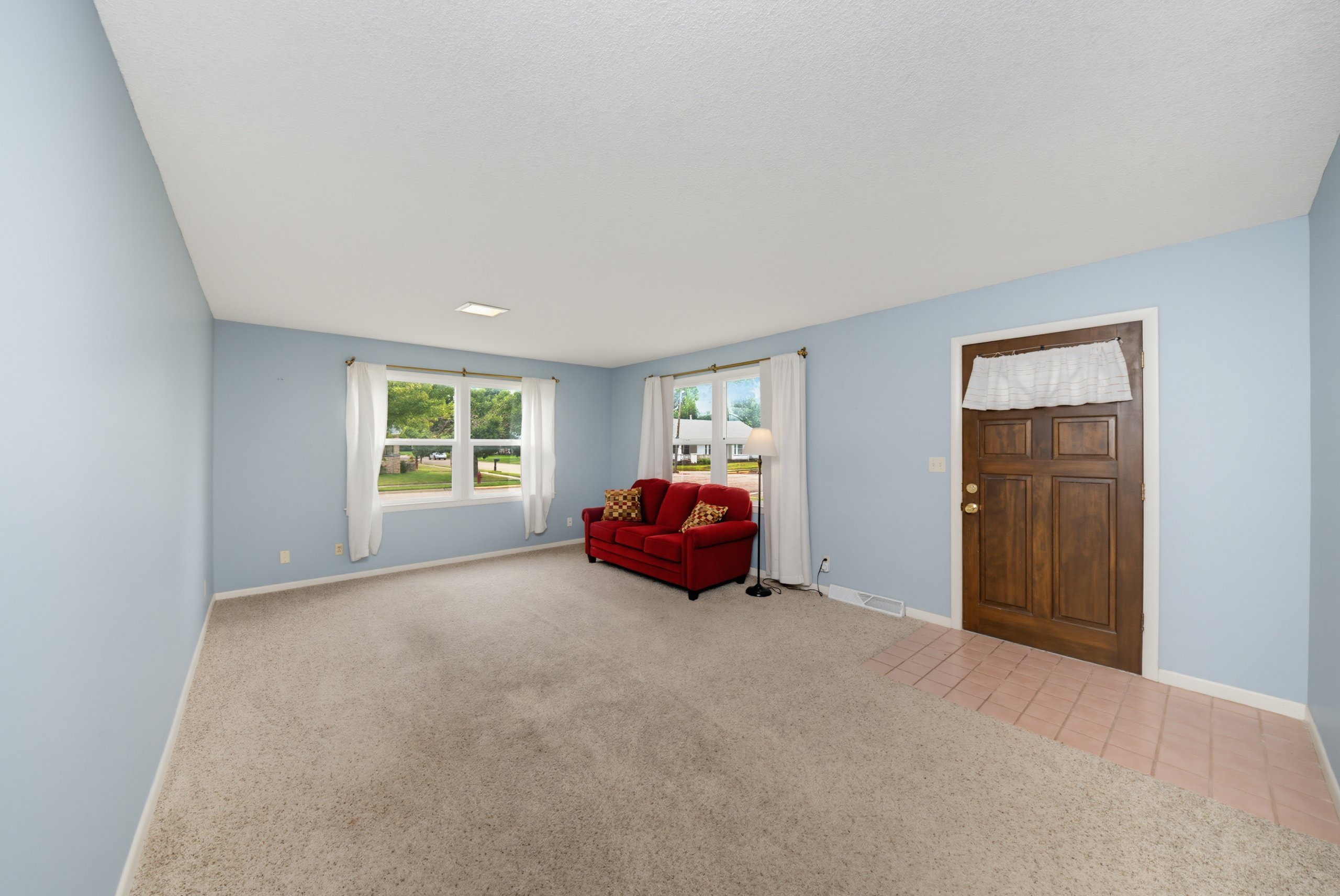 106 W 6th St — listing photograph 4