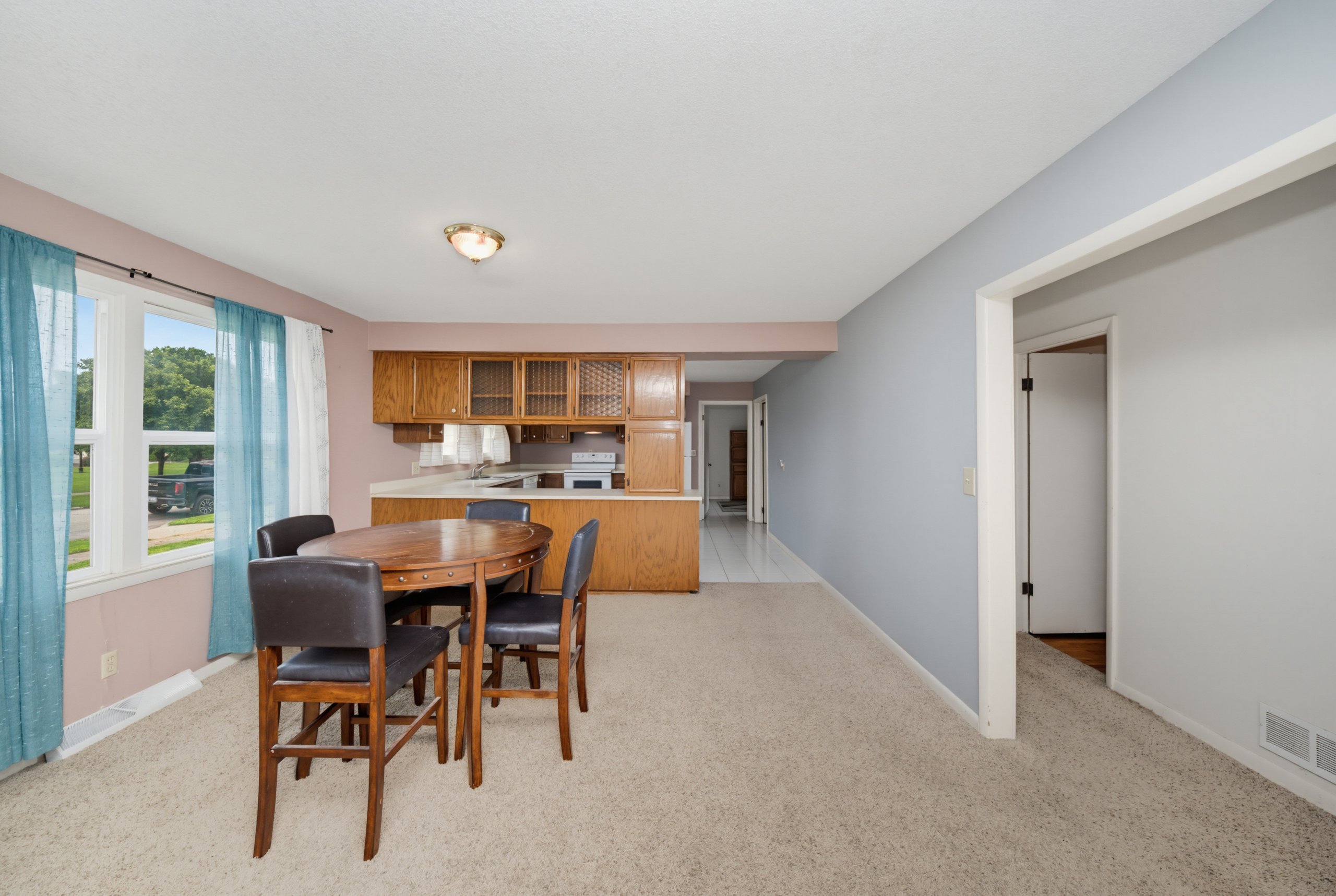 106 W 6th St — listing photograph 7