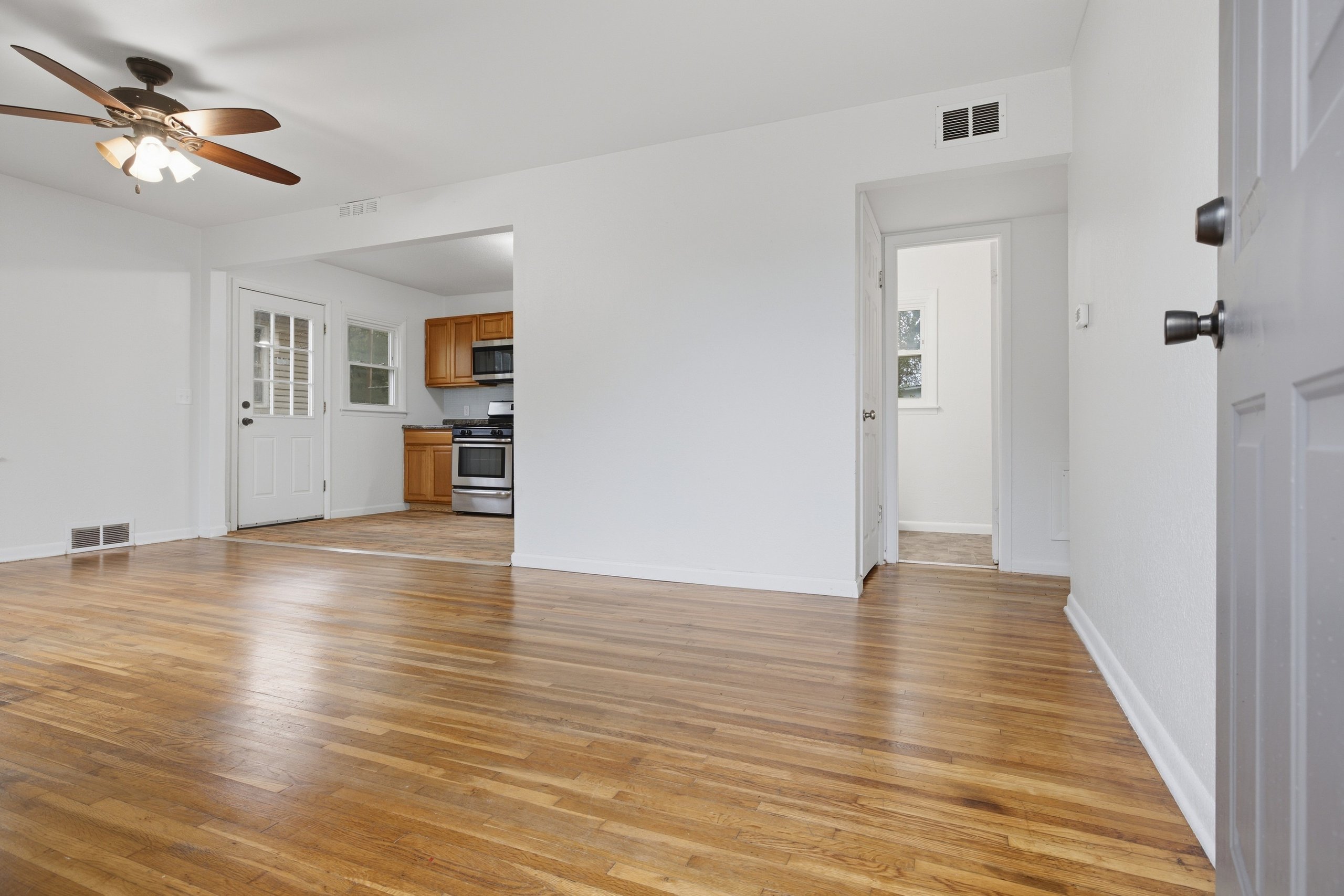 1204 W 20th St — listing photograph 2