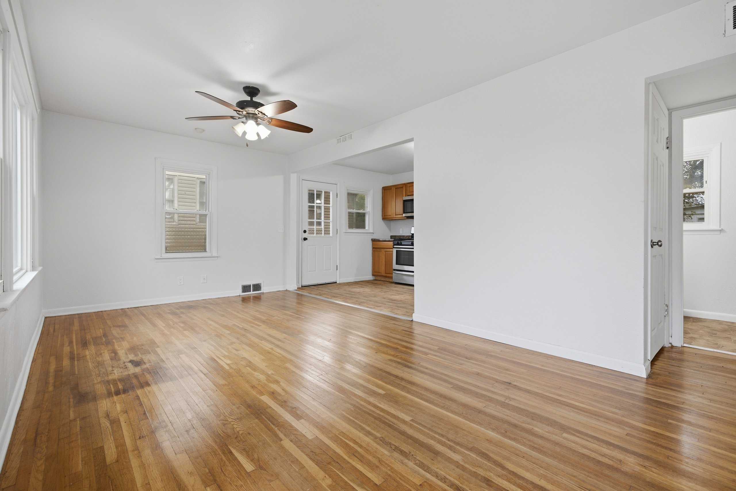 1204 W 20th St — listing photograph 3