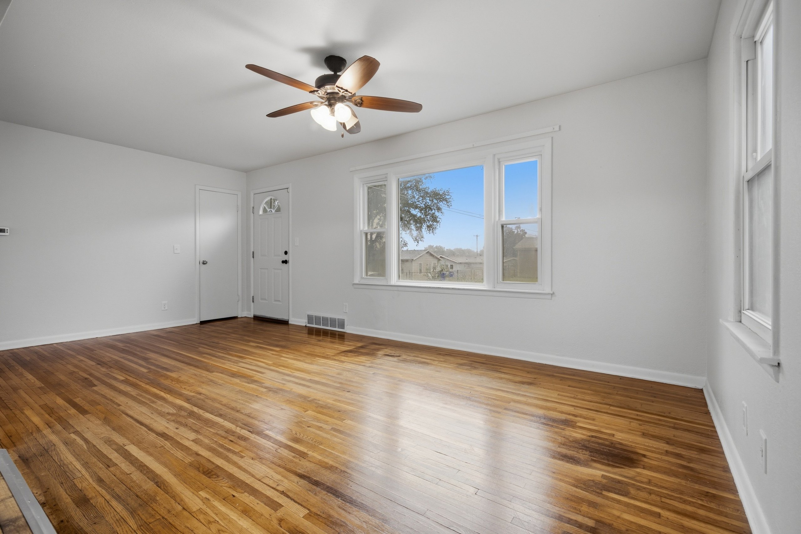 1204 W 20th St — listing photograph 7