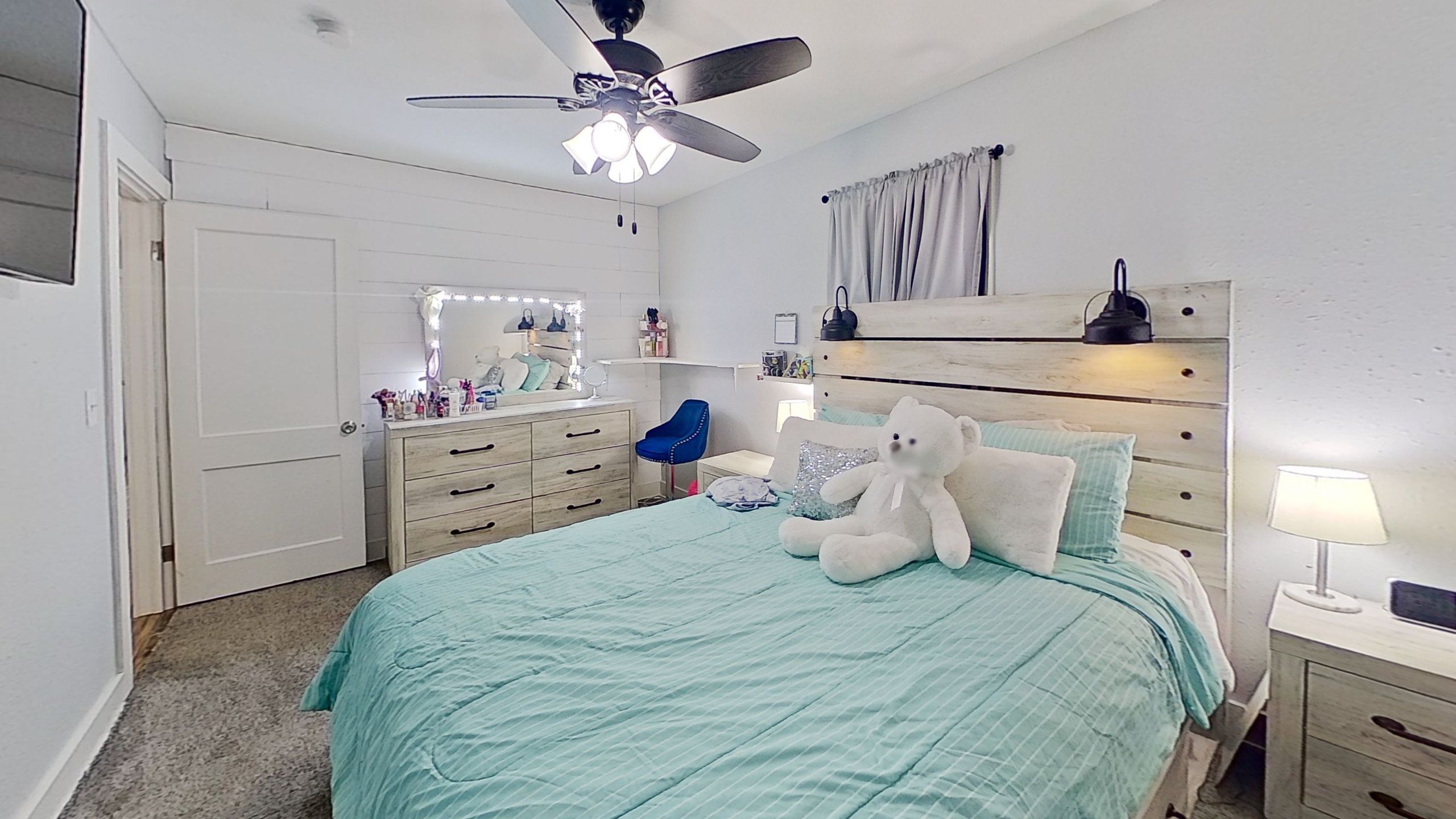 1316 N Eisenhower Dr — listing photograph 2