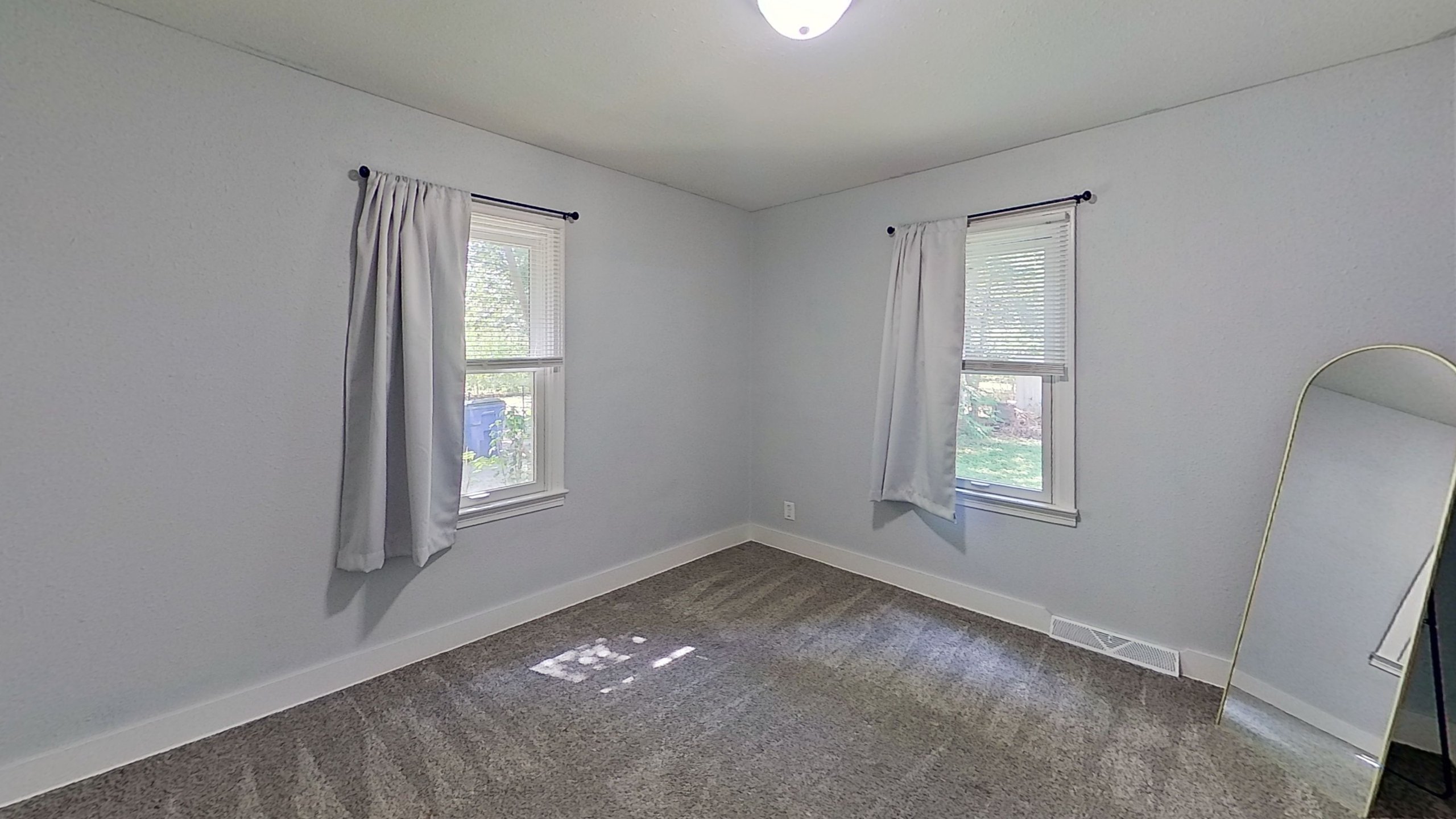 1316 N Eisenhower Dr — listing photograph 3