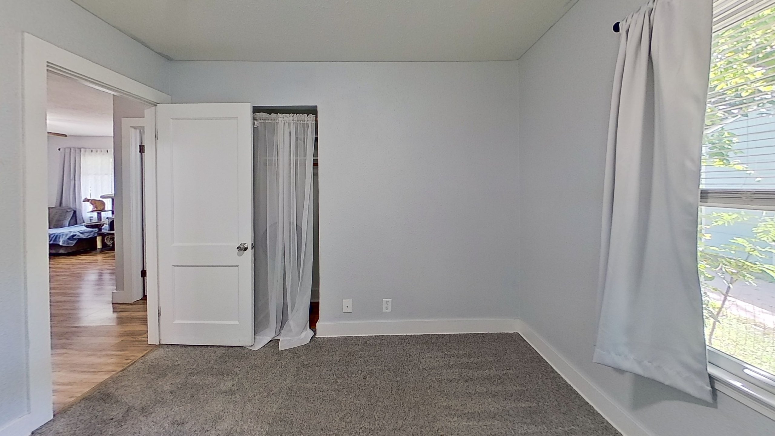 1316 N Eisenhower Dr — listing photograph 4