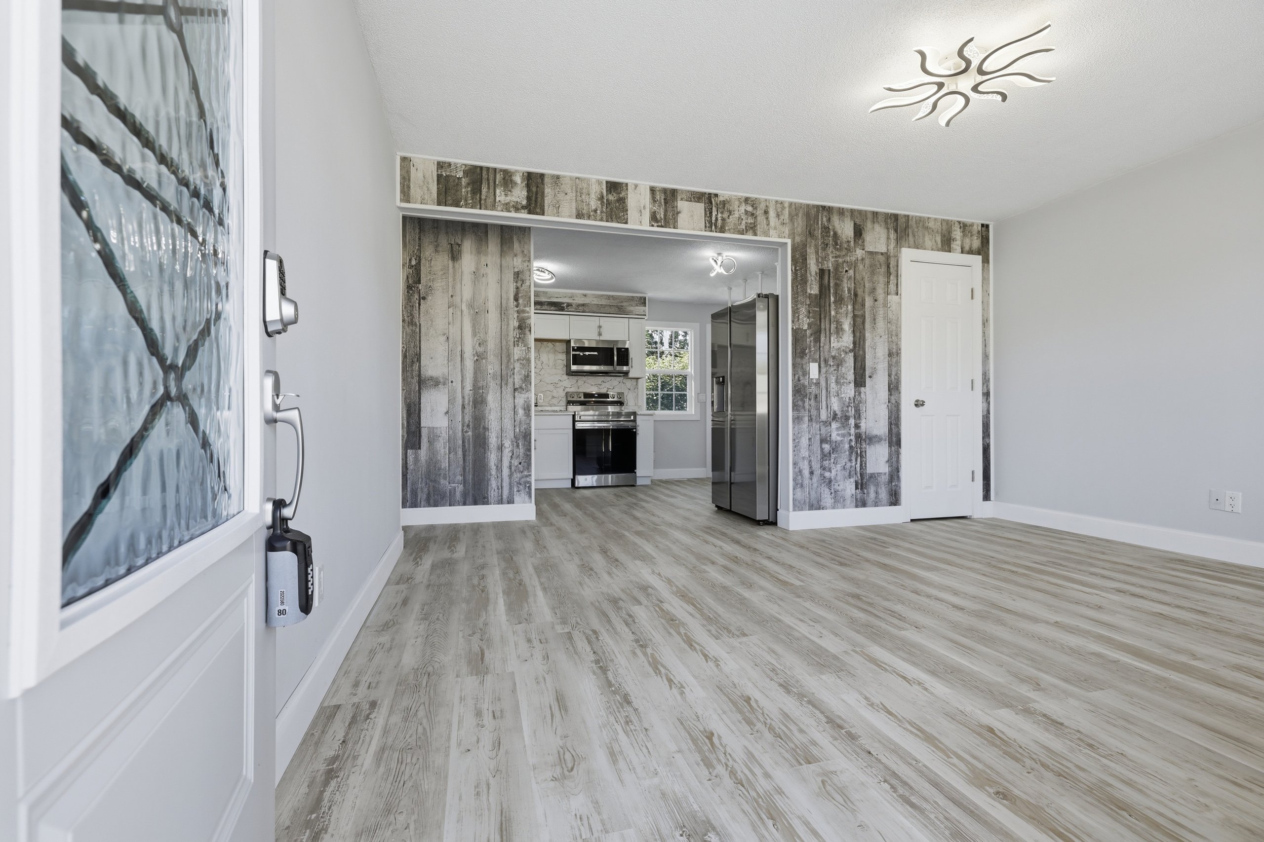 1413 W 14th St — listing photograph 2