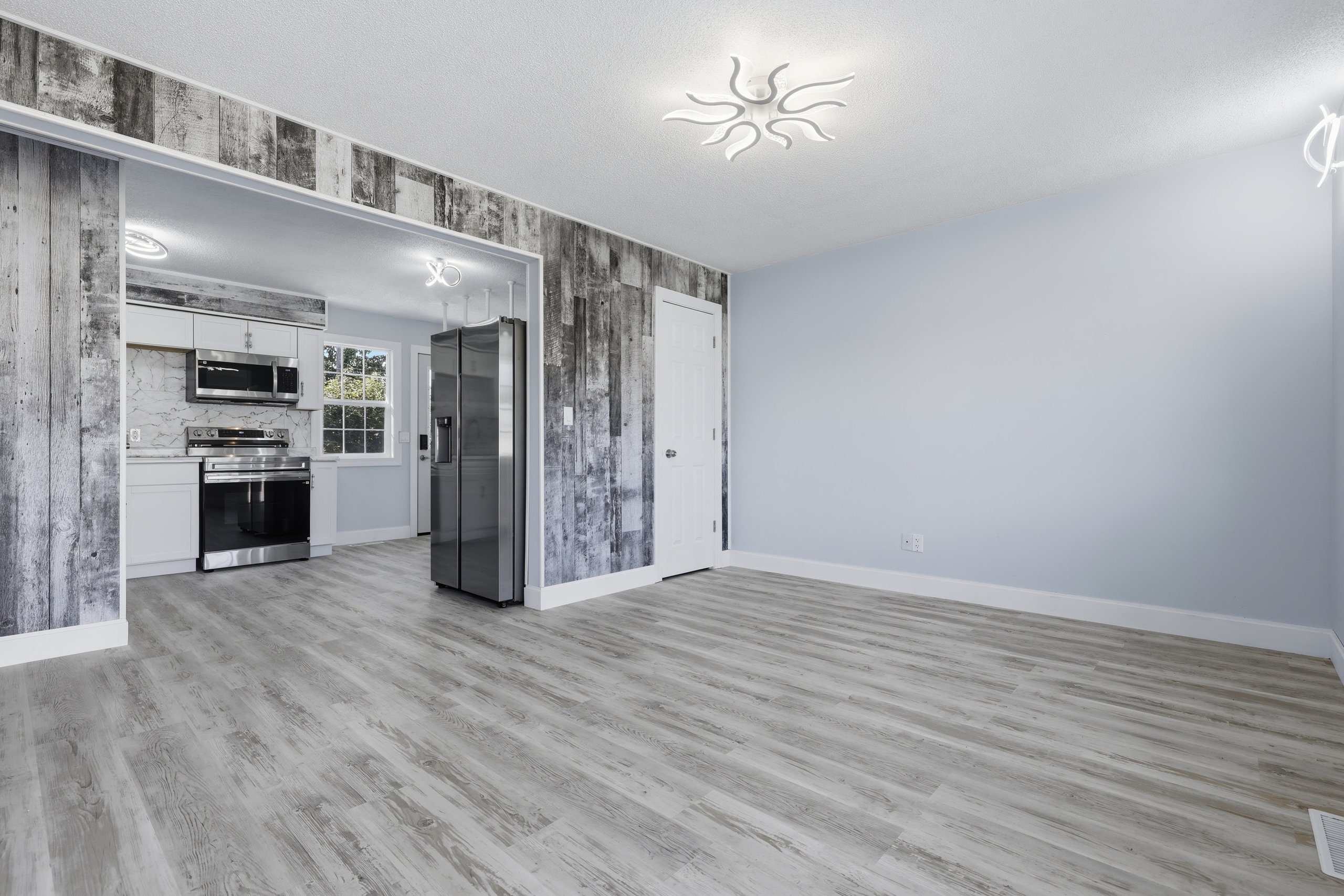 1413 W 14th St — listing photograph 3