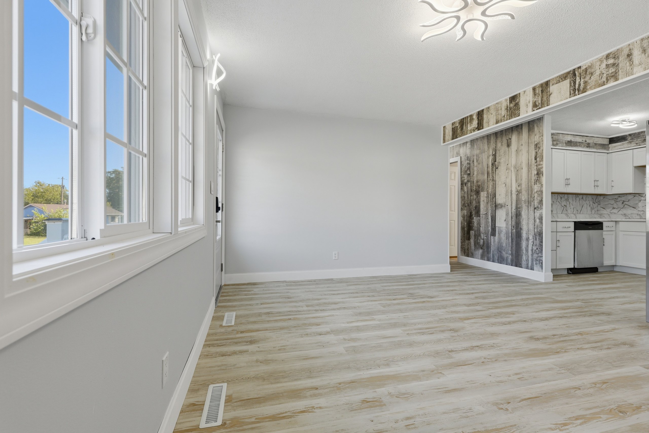 1413 W 14th St — listing photograph 4