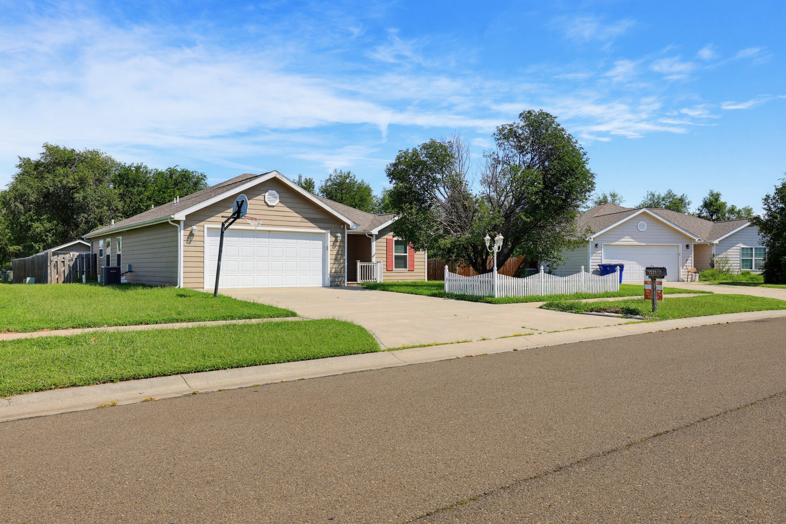 1531 N Clay St — listing photograph 2
