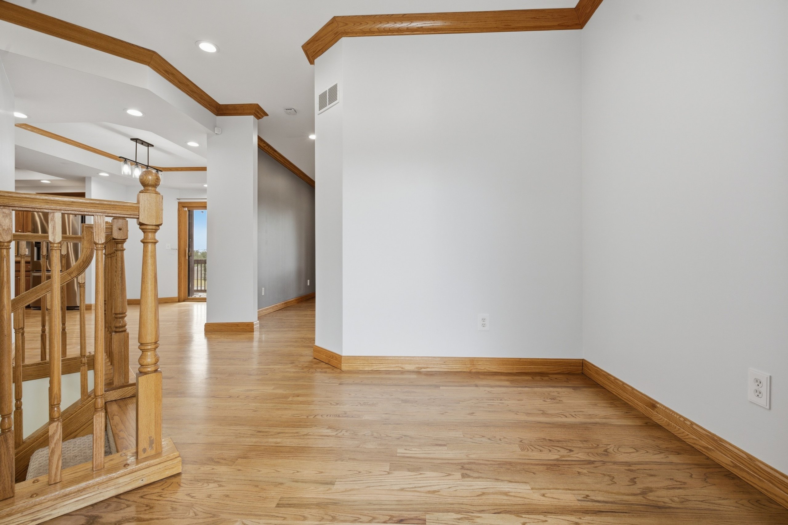 1545 Tamerisk Dr — listing photograph 2