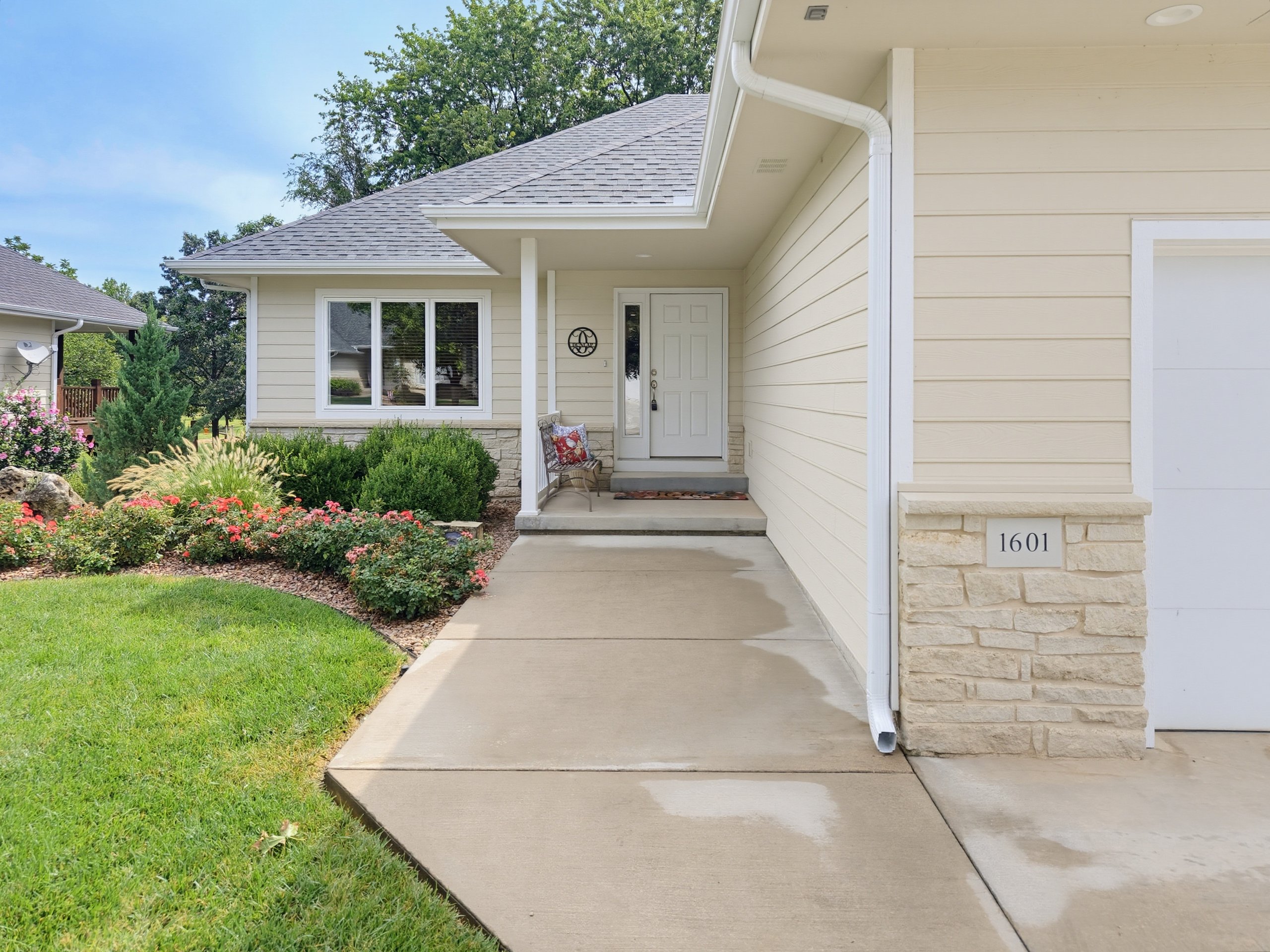 1601 Parkplace Ct — listing photograph 2