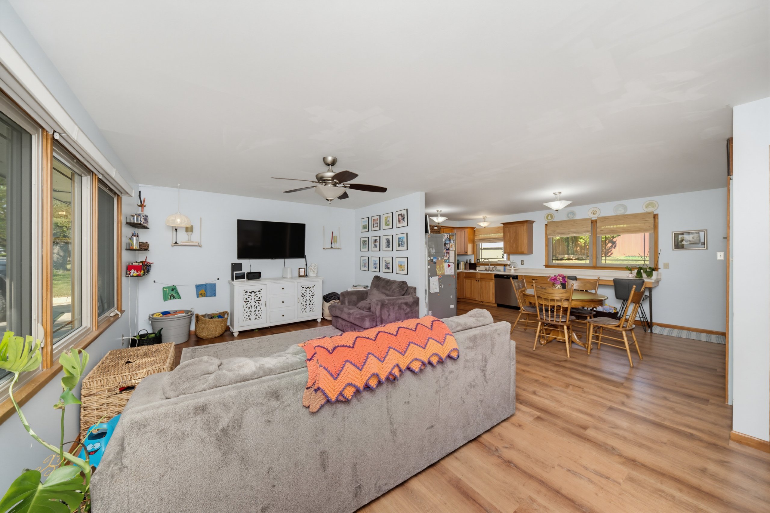 1708 Browning Ave — listing photograph 2