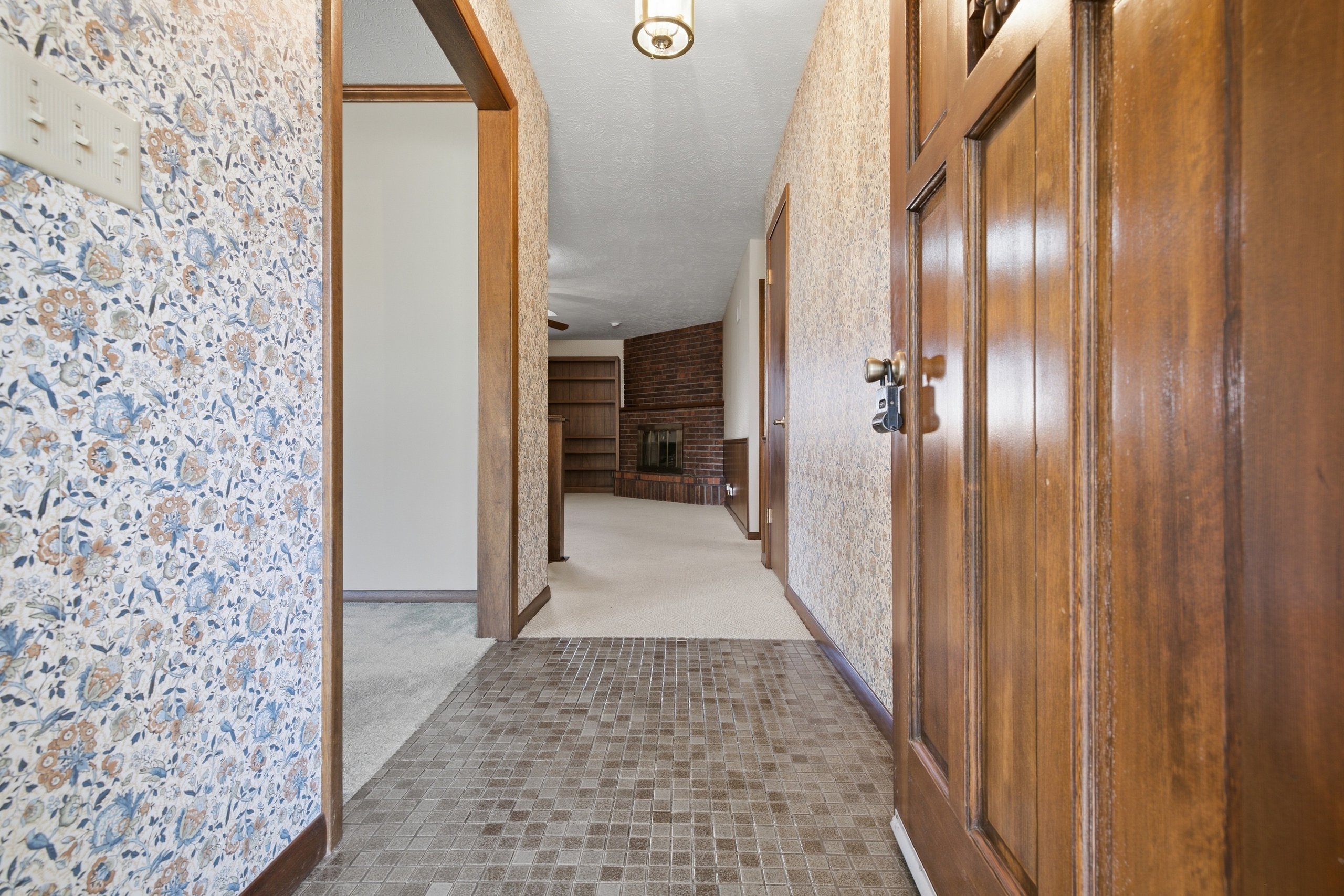 2105 Northwood Lane — listing photograph 2