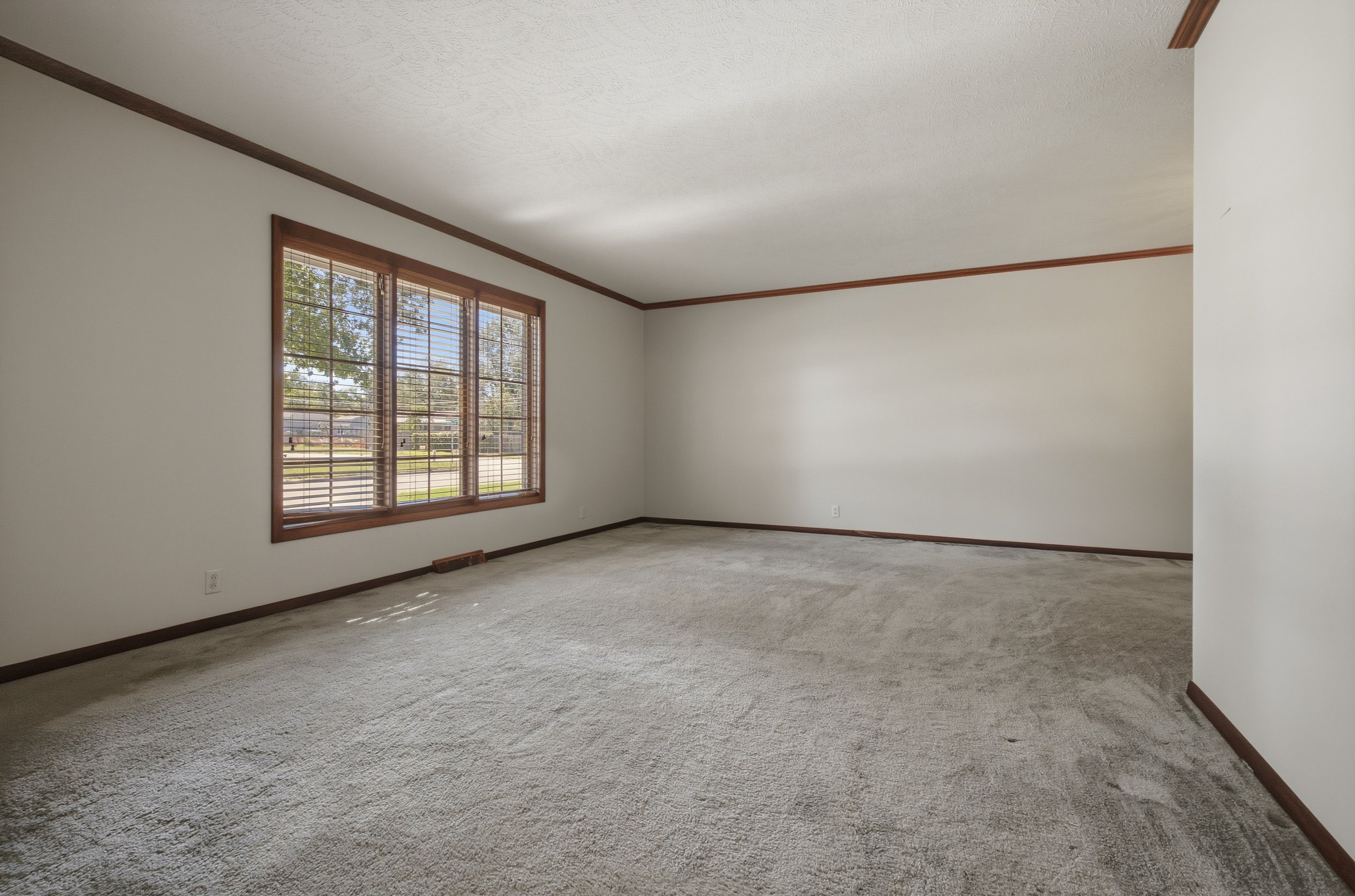 2105 Northwood Lane — listing photograph 3