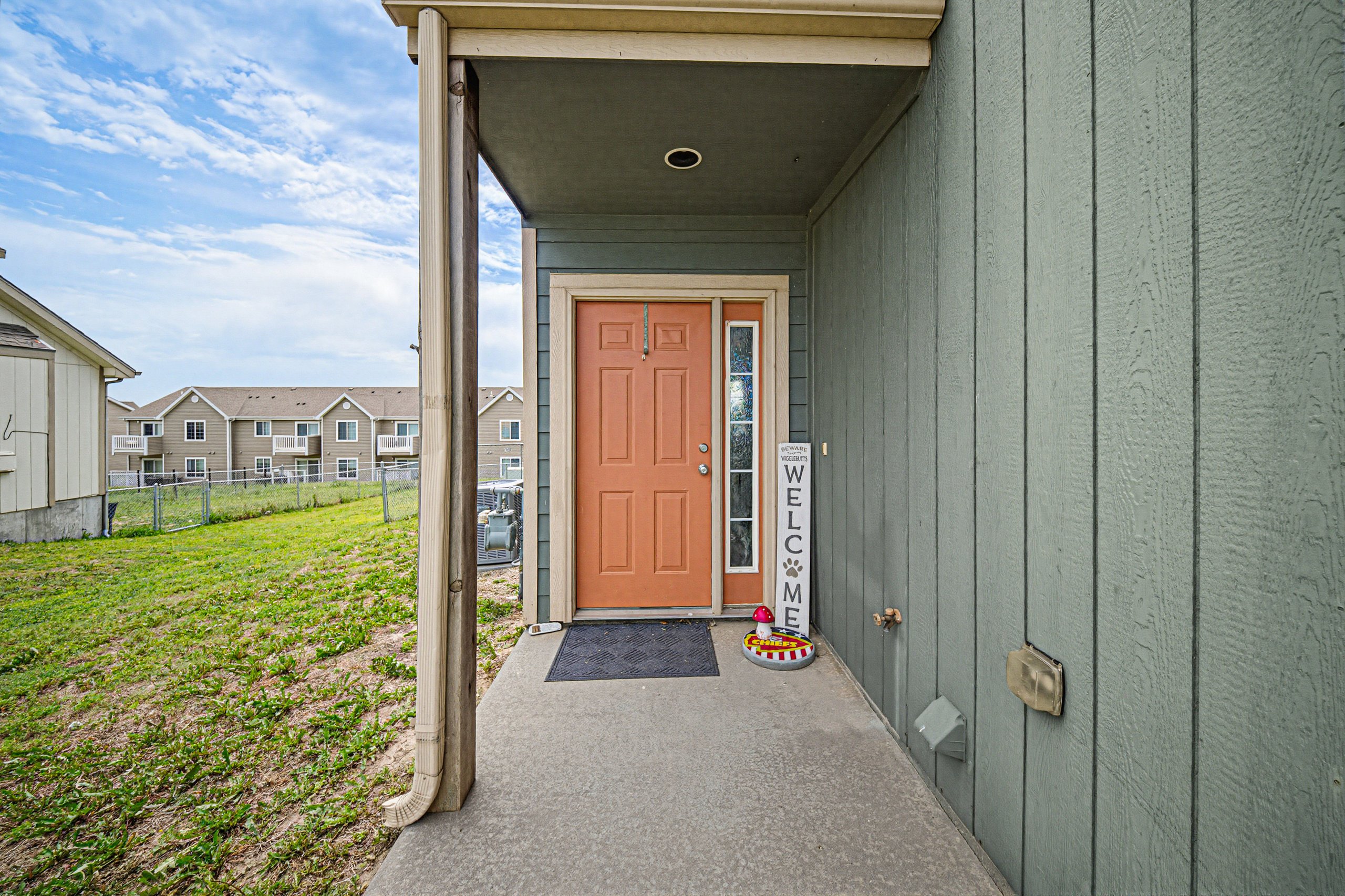2703 Kathie Dr — listing photograph 3