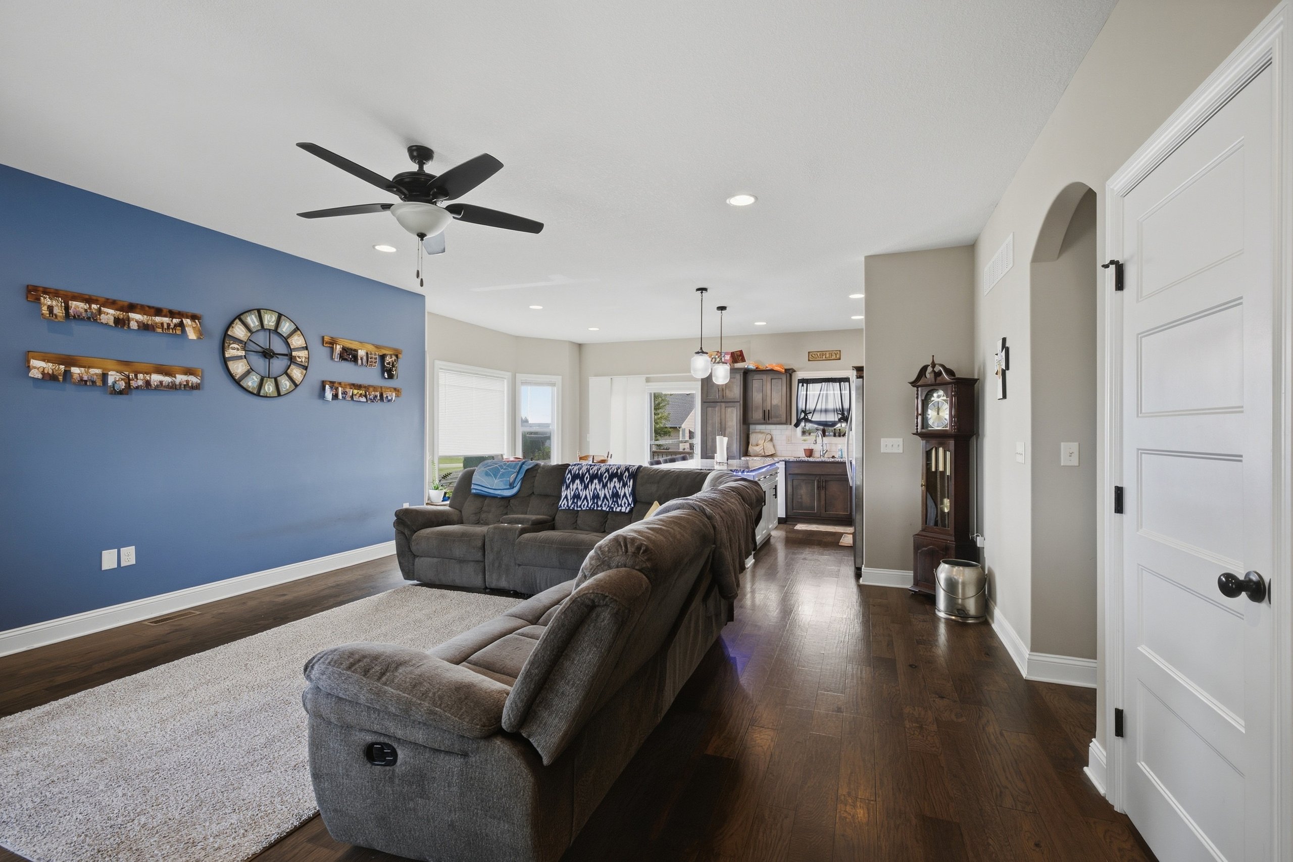 803 Linden Ct. — listing photograph 3