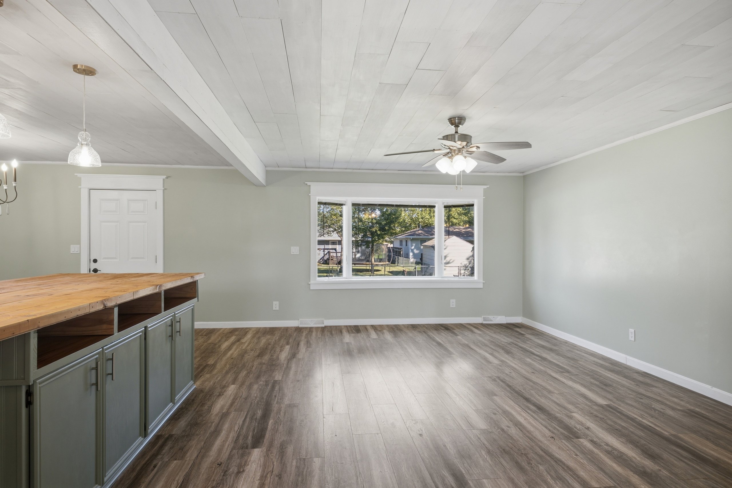 926 Skyline Dr — listing photograph 2