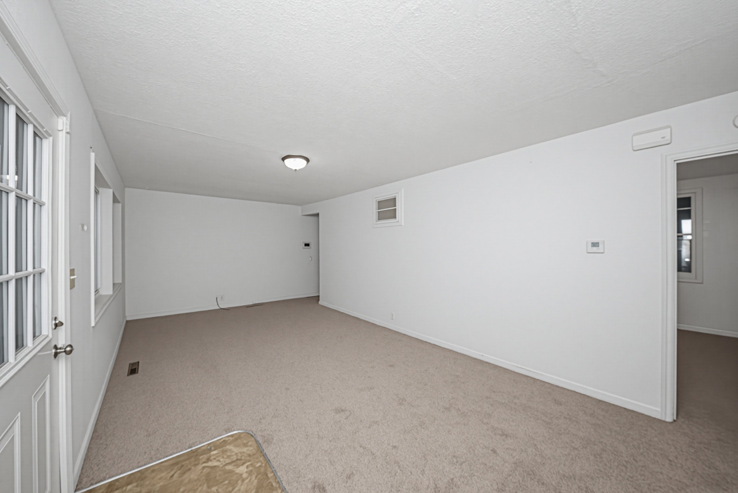 933 W 9th St — listing photograph 2