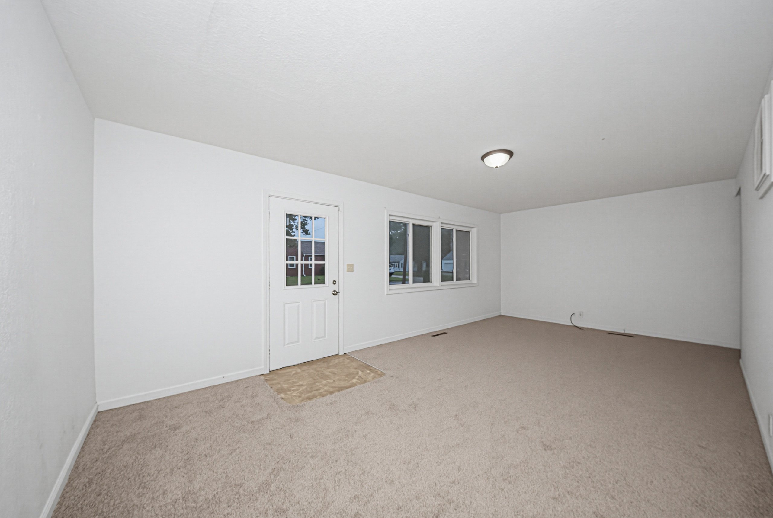 933 W 9th St — listing photograph 3