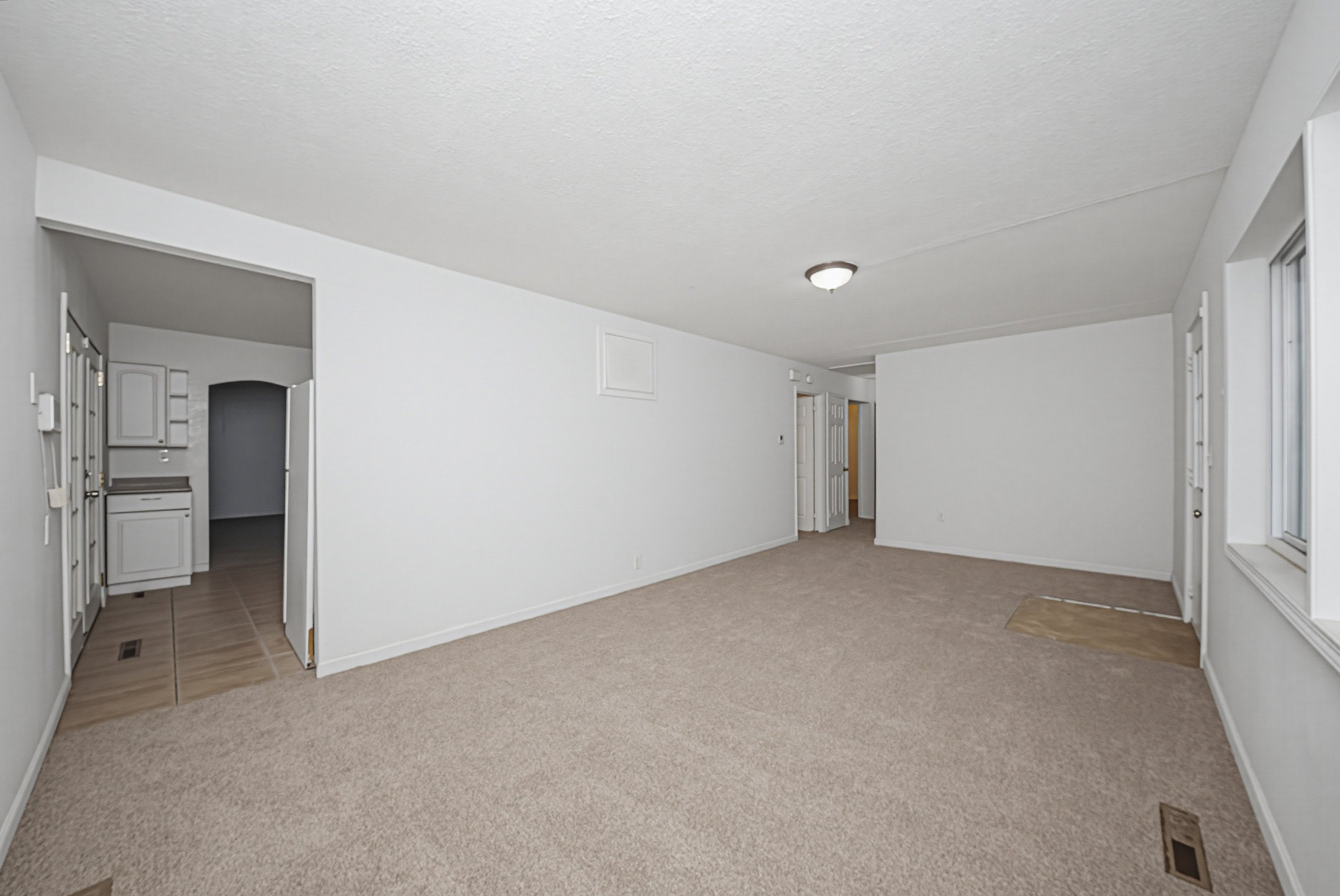 933 W 9th St — listing photograph 4