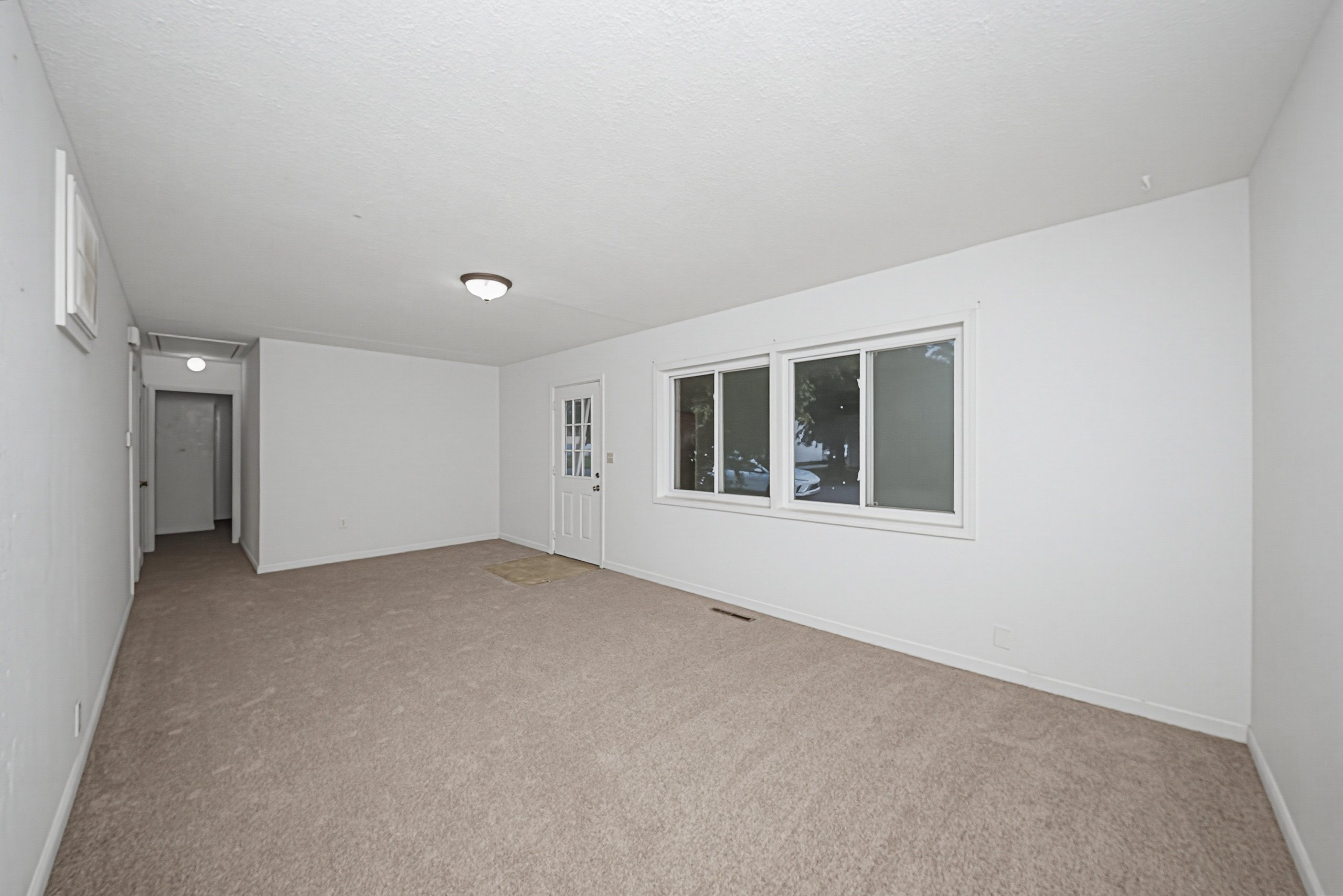 933 W 9th St — listing photograph 5