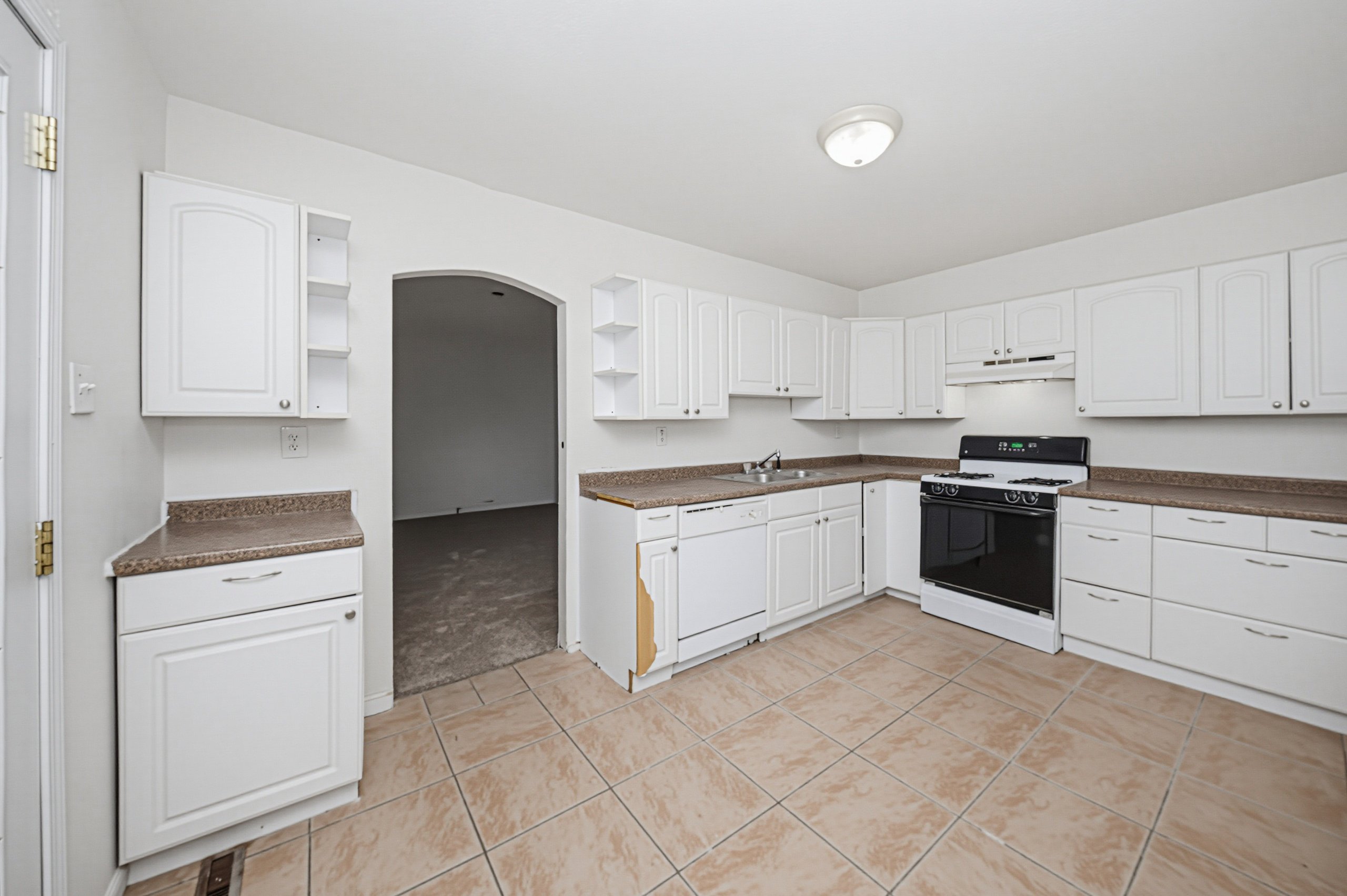 933 W 9th St — listing photograph 6