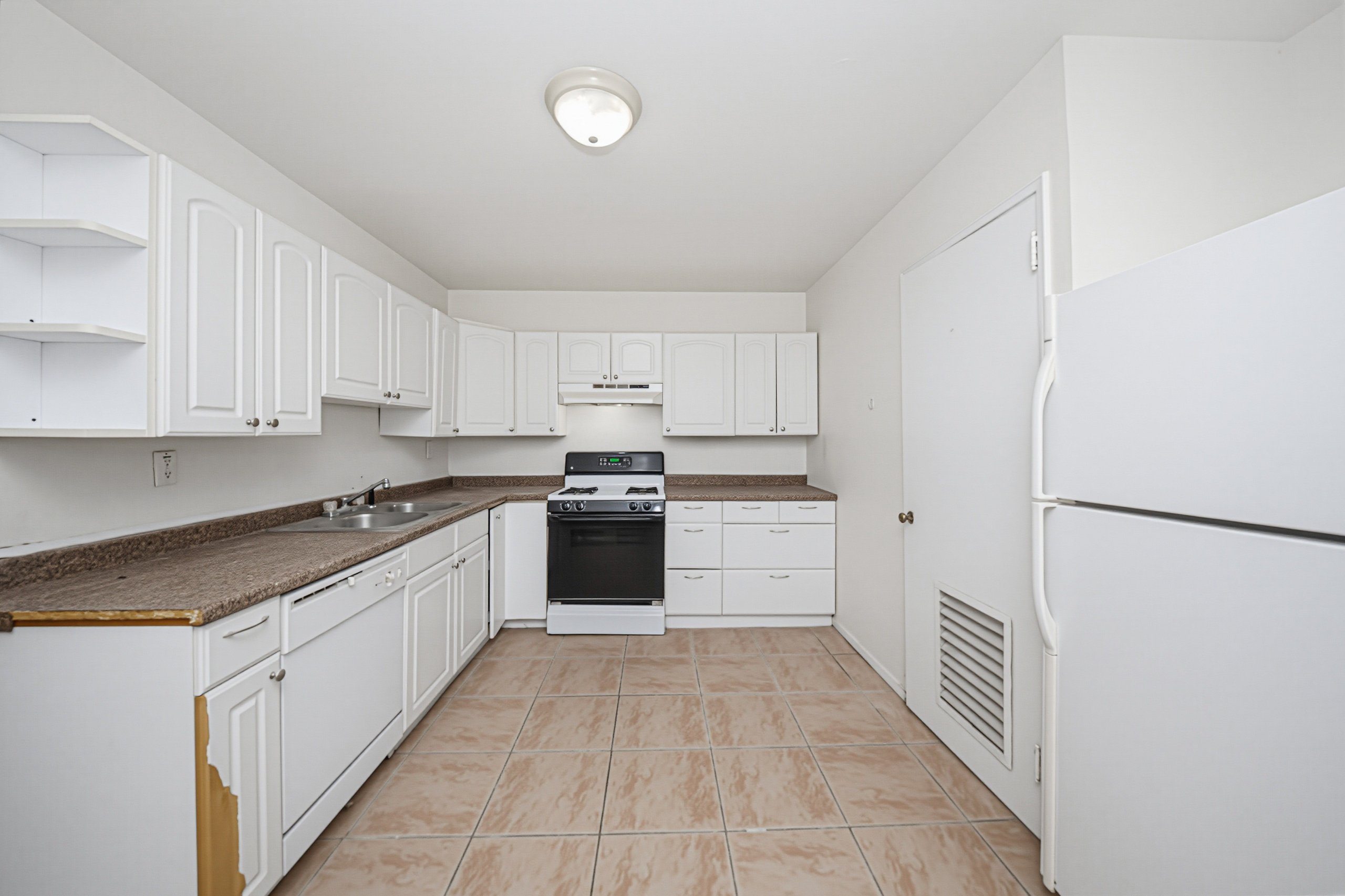 933 W 9th St — listing photograph 7
